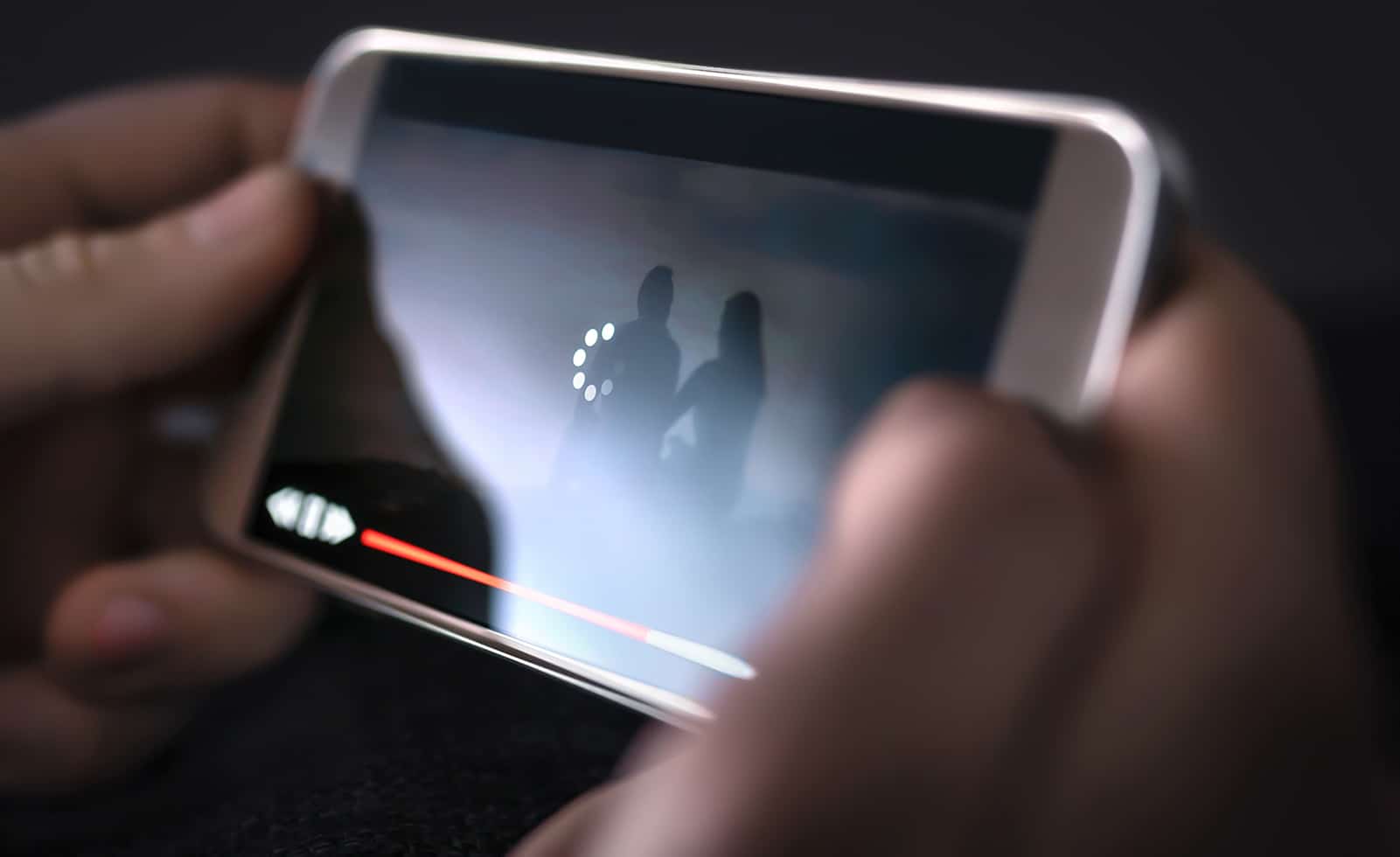 Celular mostrando um filme carregando