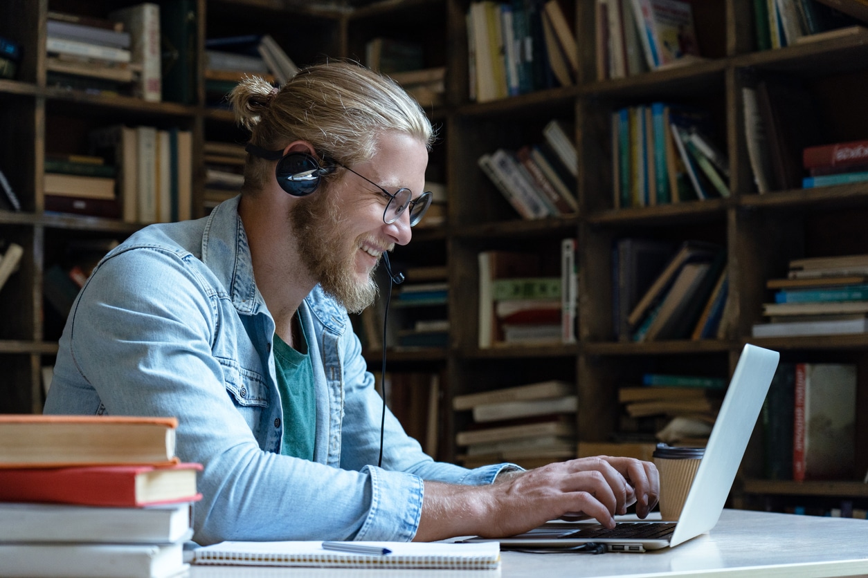 homem trabalhando de forma remota em seu computador