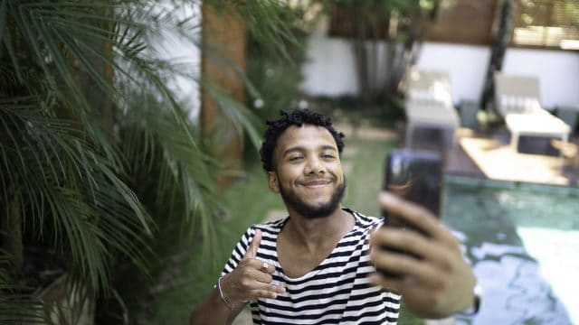 Homem gravando pro YouTube