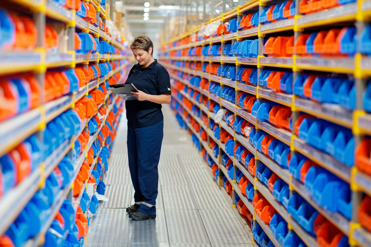 mulher fazendo conferência de estoque / iScanner