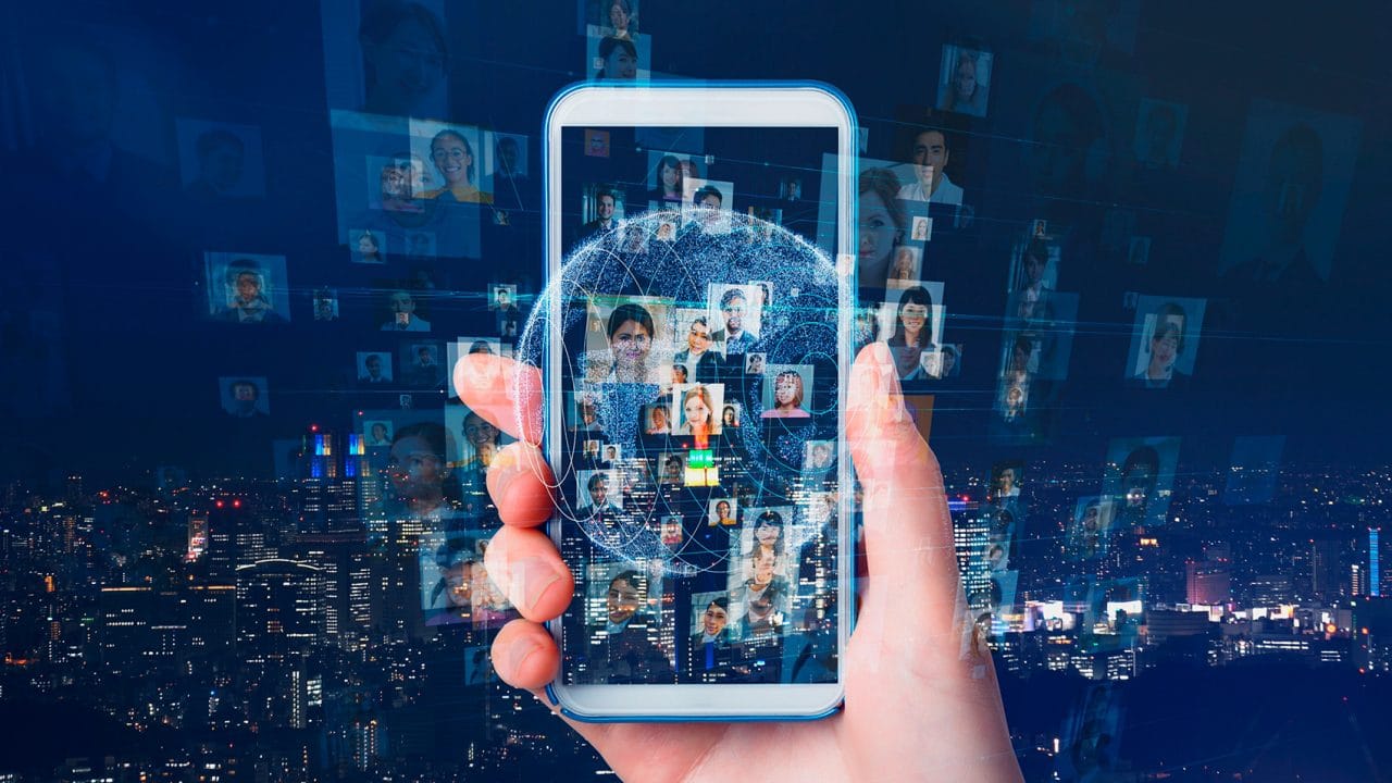 Tela de rede social como o Instagram, com vídeos e outros conteúdos que podem ser baixados