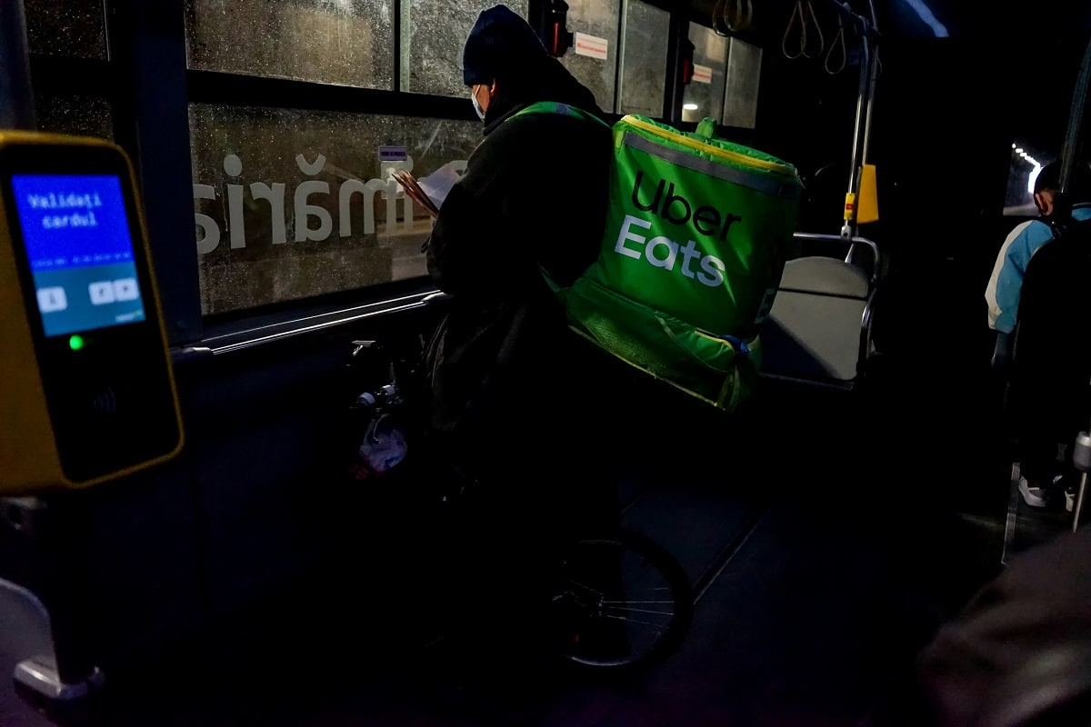 Entregador de Uber solitário lendo em um ônibus em Bucareste, na Romênia