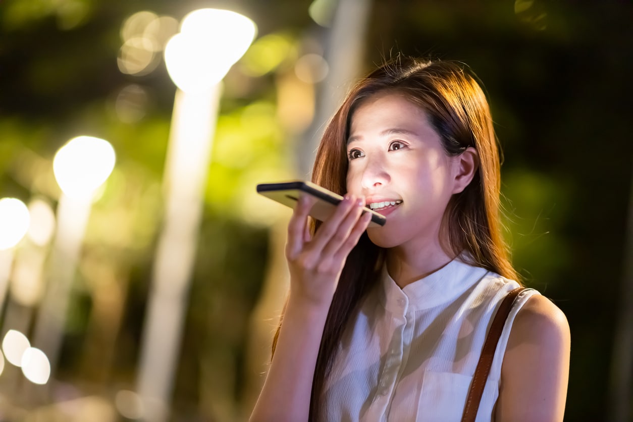 moça usando smartphone para gravar mensagem de voz