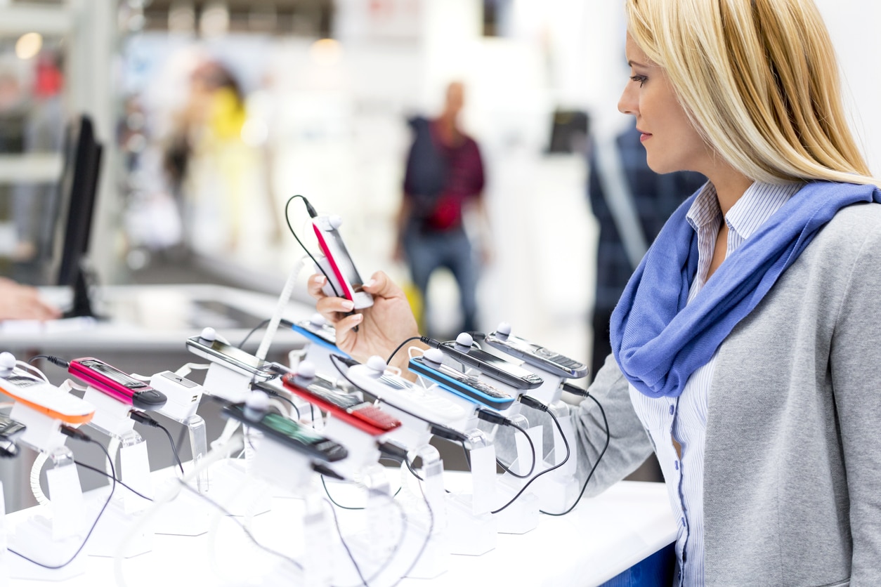 Mulher checando celulares a venda