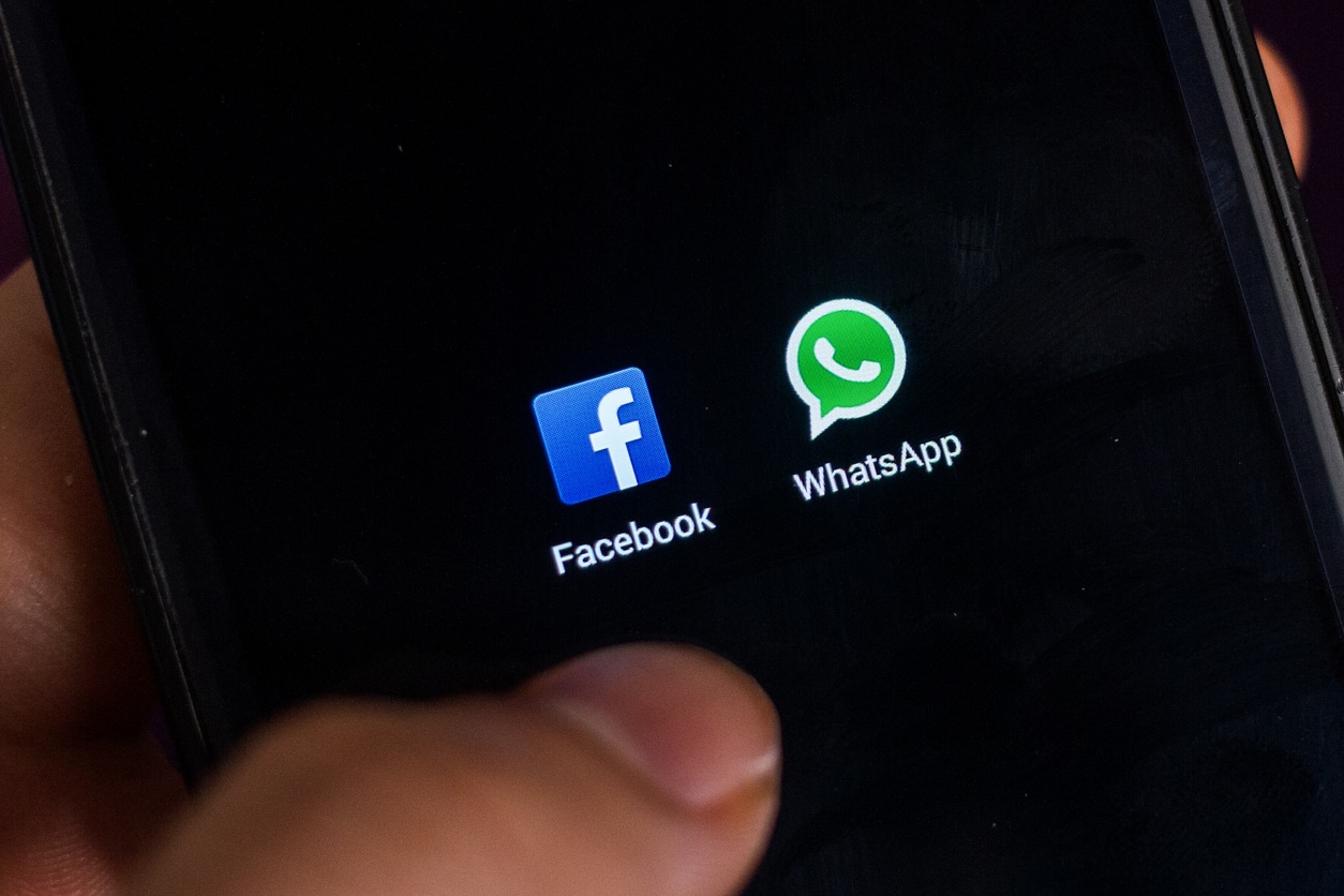 ícones do Facebook e do Whatsapp em uma tela de celular