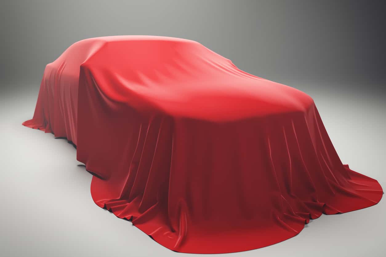 carro coberto por um tecido vermelho