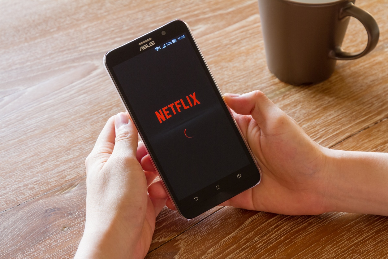 Smartphone da Asus exibe a tela splash de carregamento da Netflix no Android