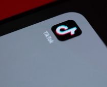 TikTok faz acordo com Universal Music e acervo será  liberado para usuários