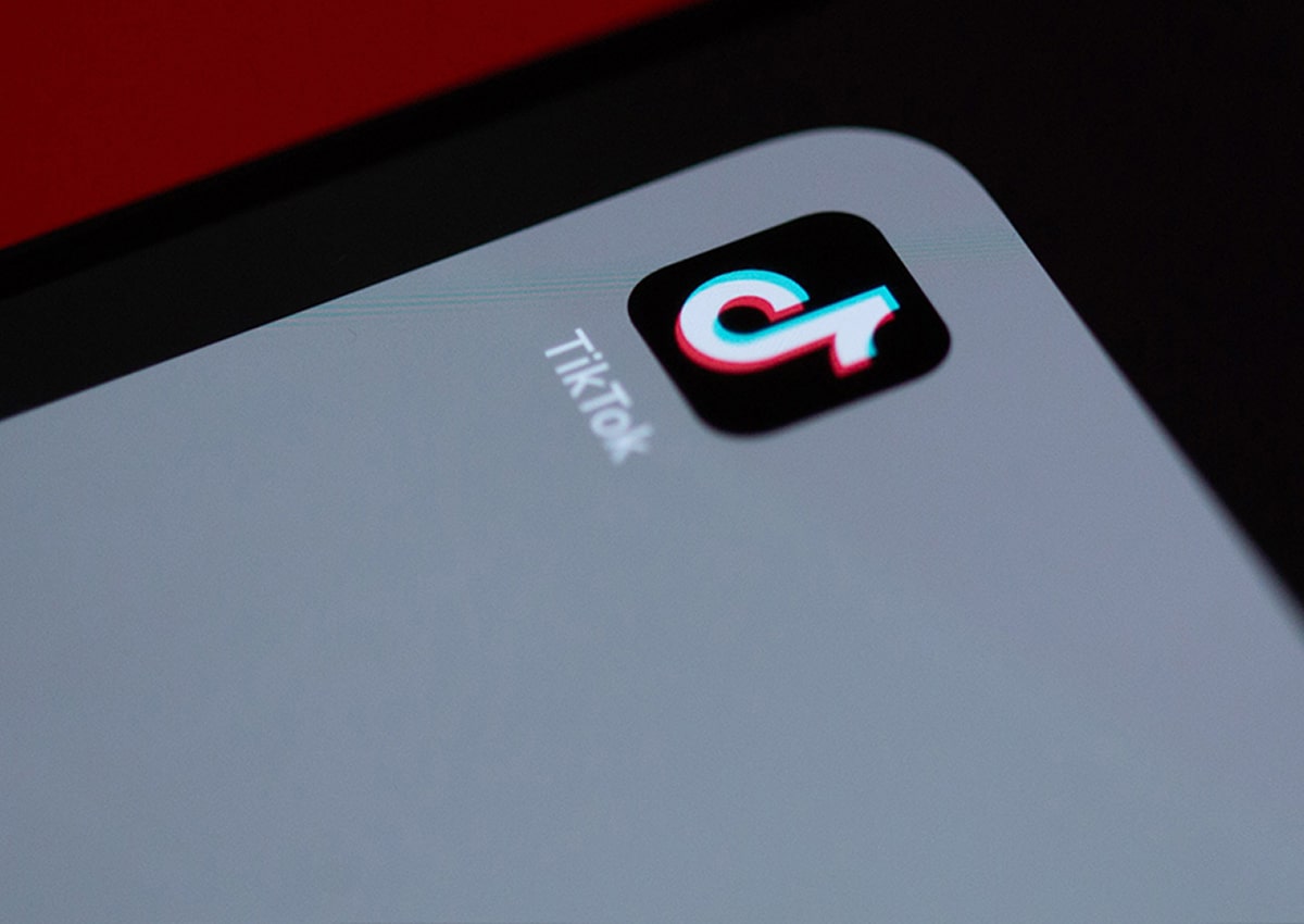 ícone do TikTok na tela de um celular