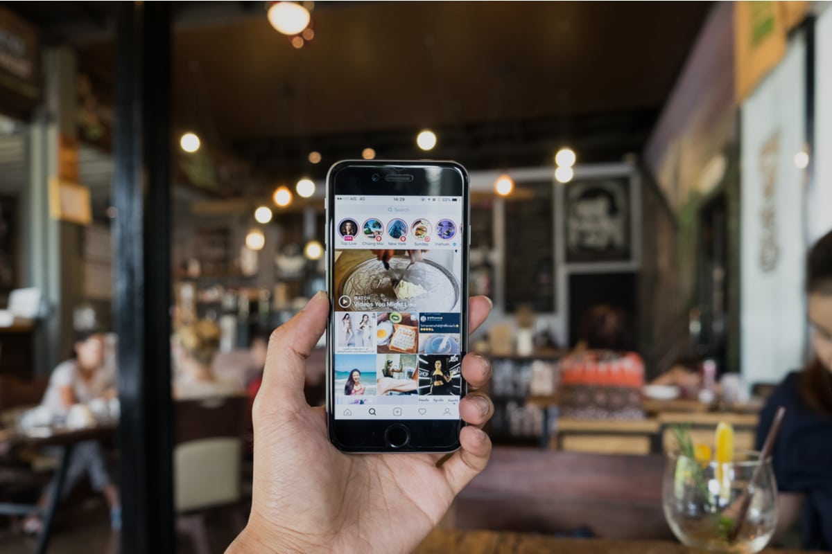 celular com instagram aberto no meio de um restaurante