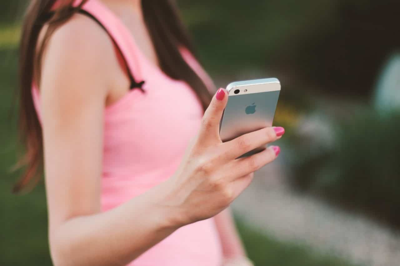 Mulher com iPhone no Brasil sexto mercado Clubhouse
