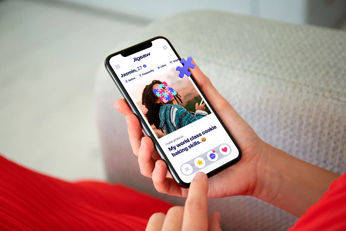 mão segurando celular com