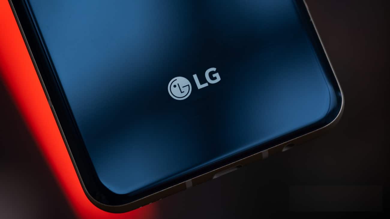 Imagem mostra smartphone da LG, que voltou a negar o cancelamento do projeto do Rollable, smartphone com tela extensível