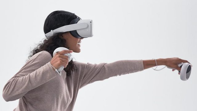 Mulher usando o Oculus Quest