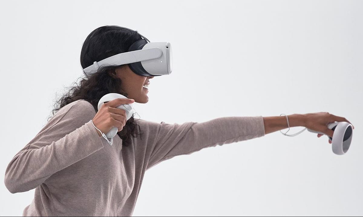 Mulher usando o Oculus Quest