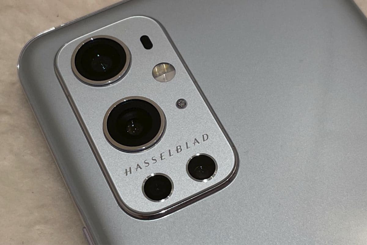 Imagem vazada com detalhe da marca Hasselblad de câmeras