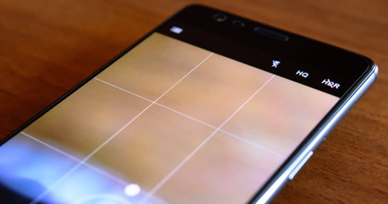 OnePlus quer esconder câmera na borda do celular e deixar a tela livre para os usuários