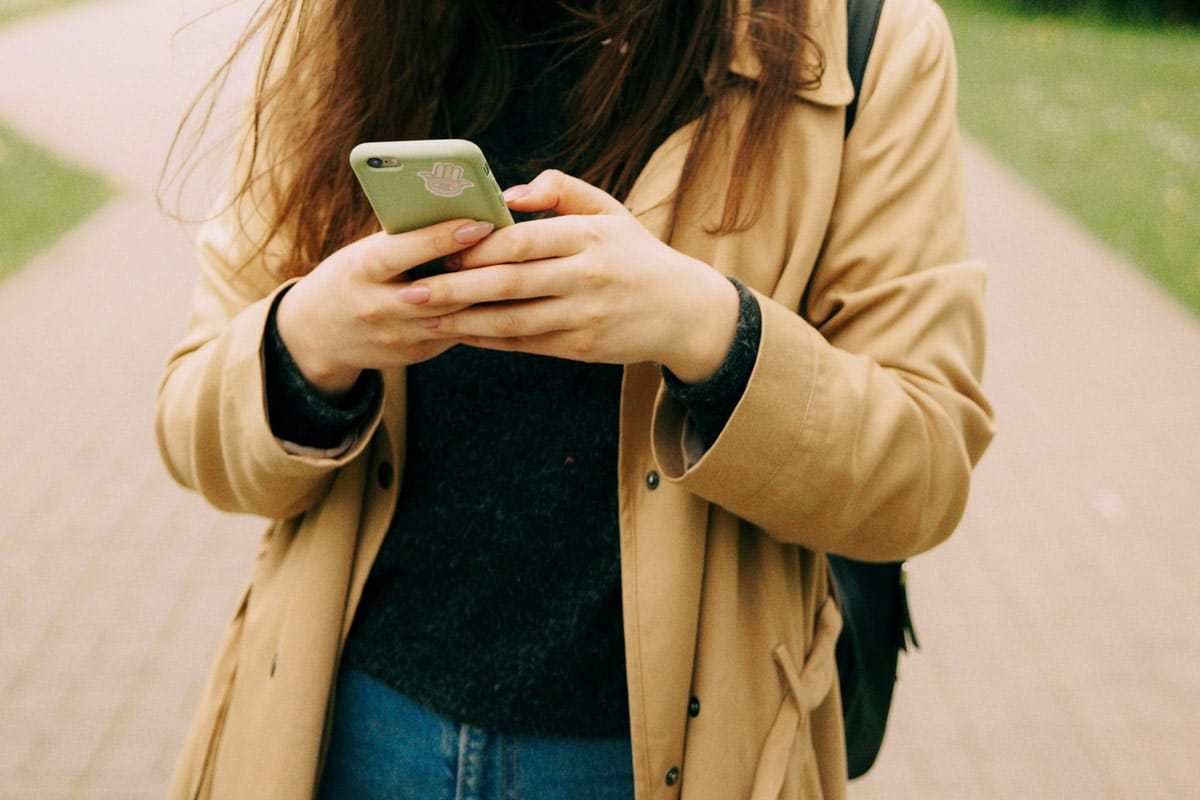 moça digitando no celular