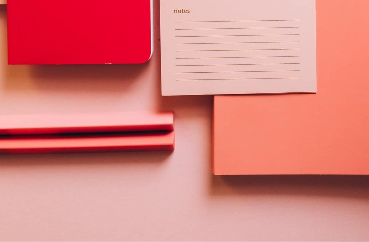 Superfície com agendas e um bloco de notas