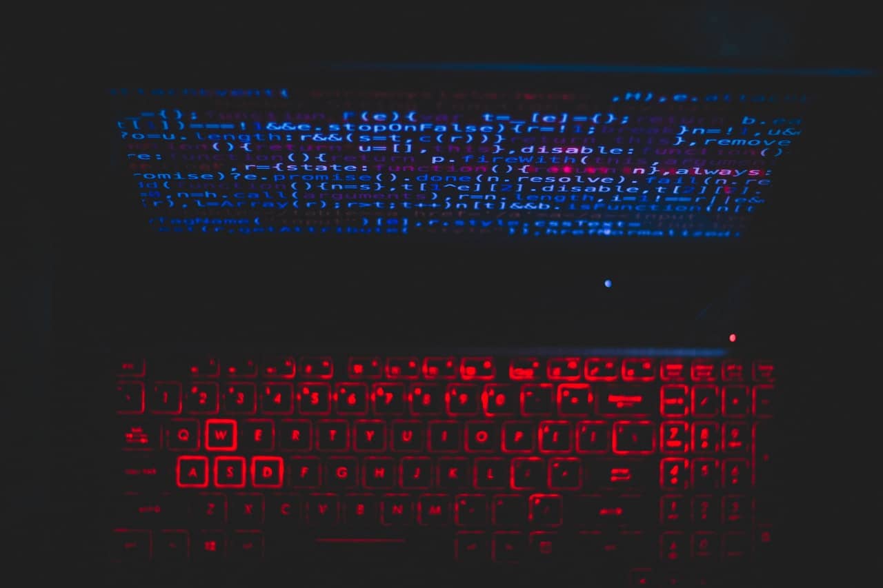 Algoritmos em azul e teclado em vermelho