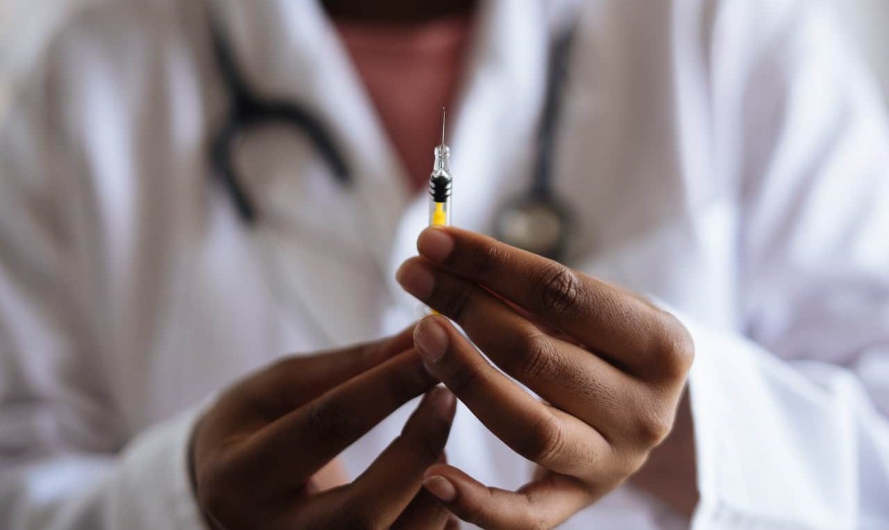 Médico segurando injeção de vacina