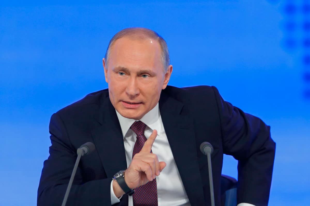 putin falando para público com dedo levantado