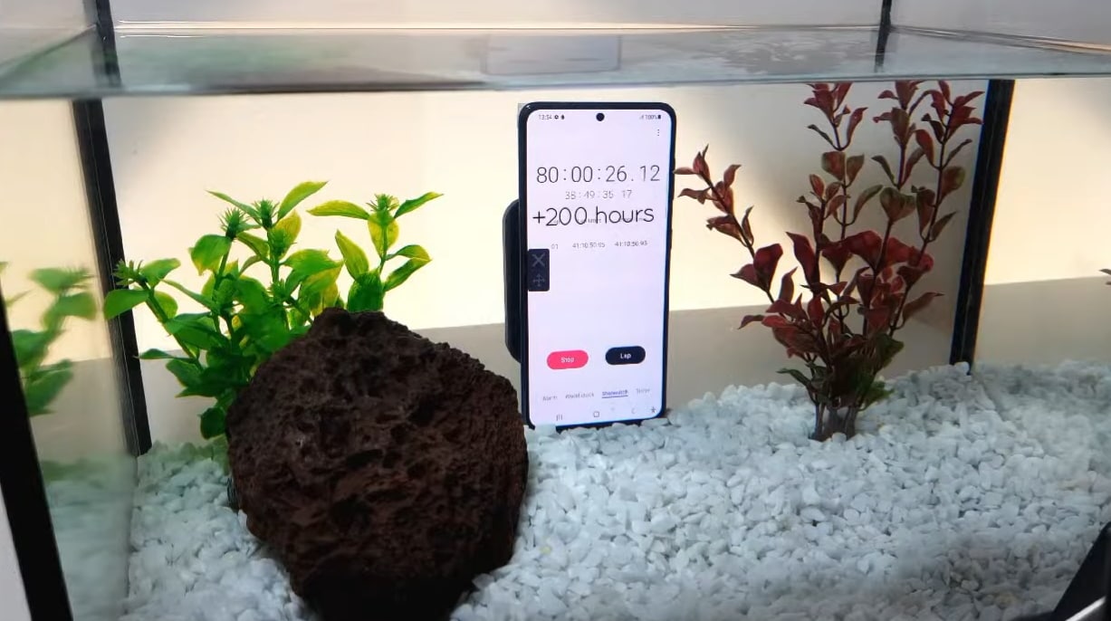 Youtuber resolveu testar a resistência do S21 à água e mergulhou o aparelho assim que comprou