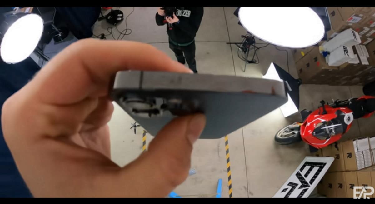 Teste de queda entre S21 e iPhone 12 mostrou qual dos flagships é mais resistente