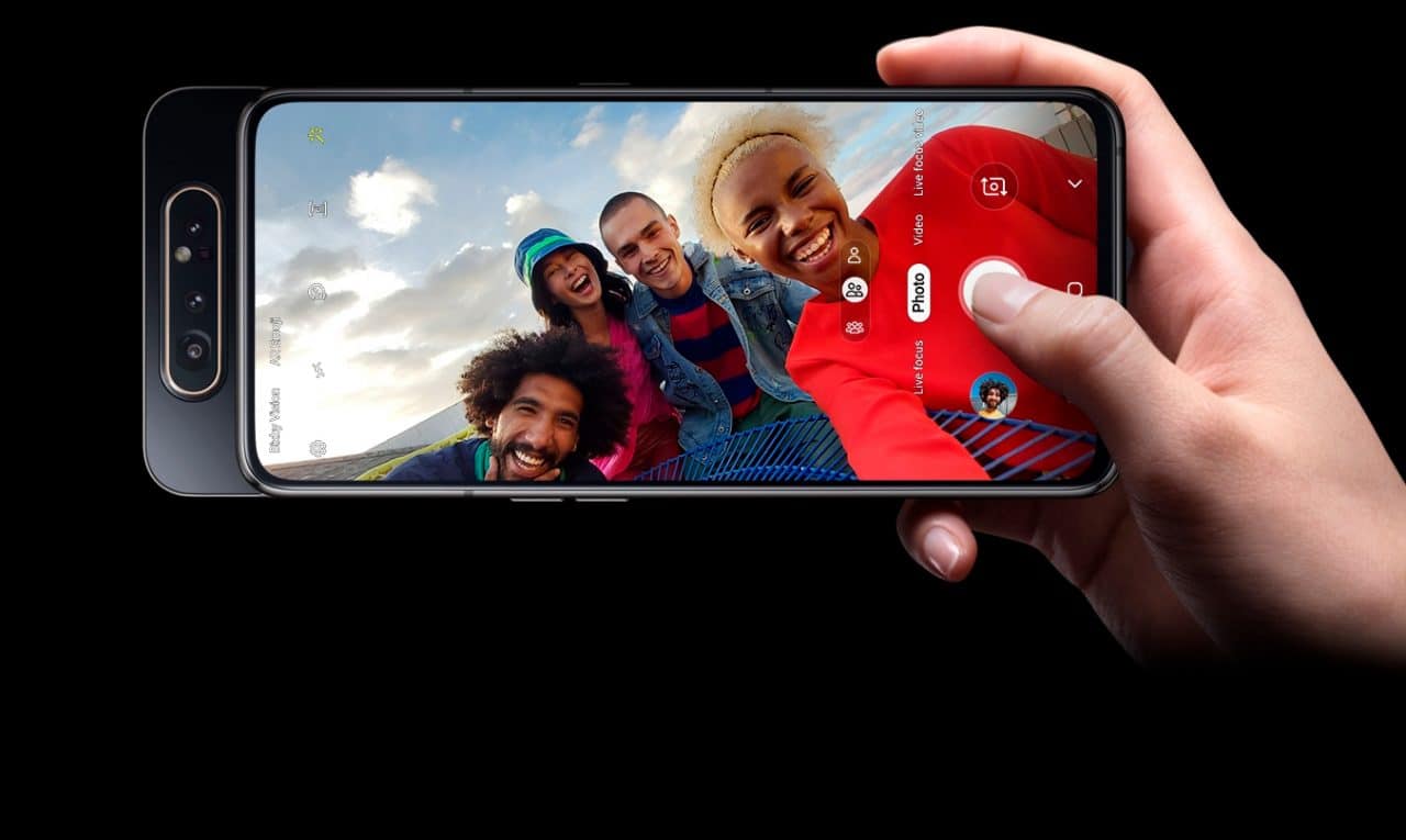 Assim como a nova patente, o Samsung A80 permitia tirar fotos com uma câmera selfie tripla, mas usando um pequeno truque