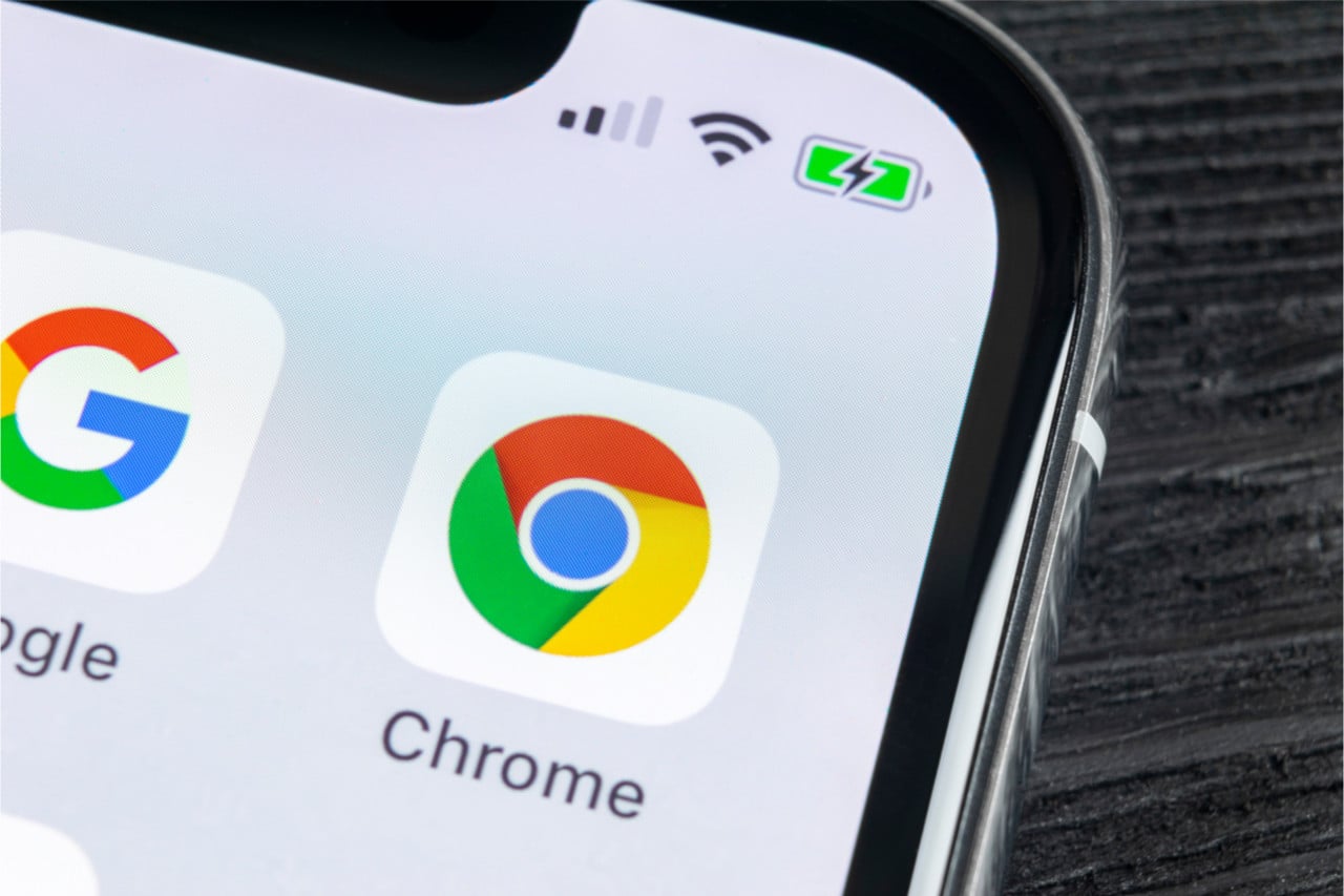 Imagem mostra o ícone do Google Chrome na tela de um celular