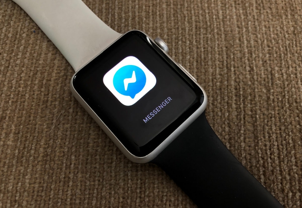 Apple Watch com ícone do Facebook Messenger no mostrador