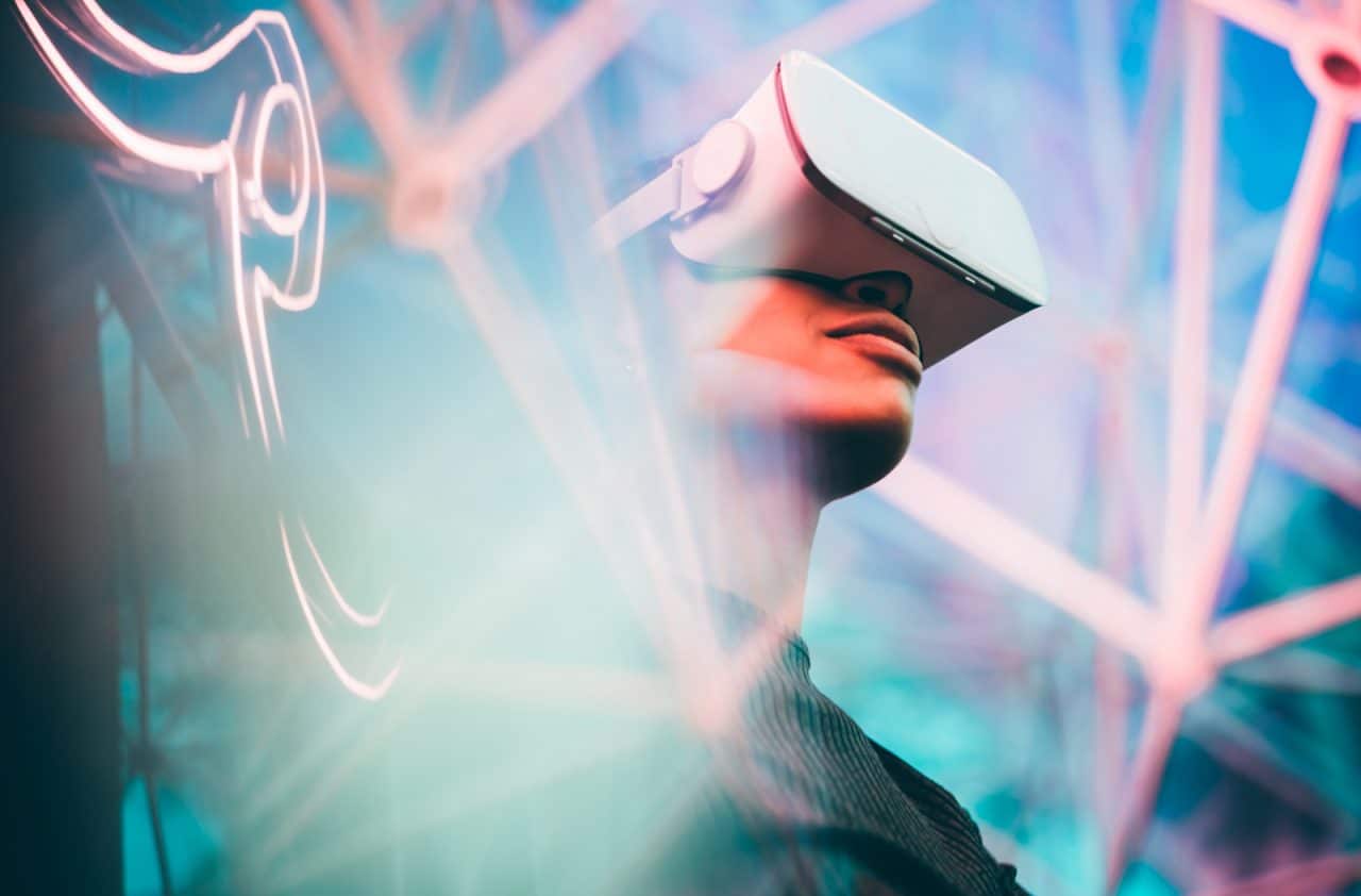 Mulher com headset VR