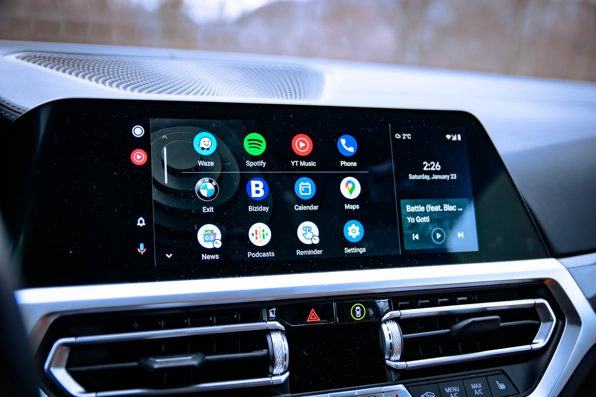 Painel de um BMW com Android Auto