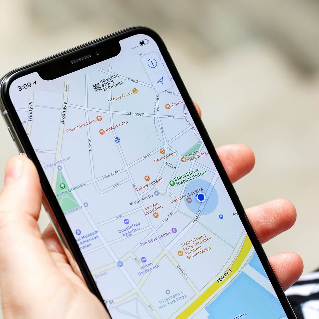 Imagem de um smartphone com mapas da Apple Maps