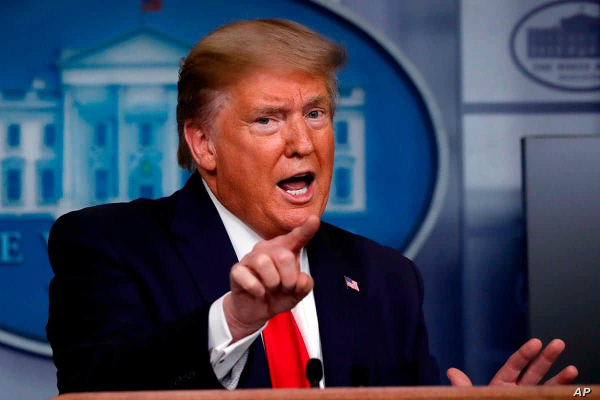 ex-presidente donald trump apontando para a câmera