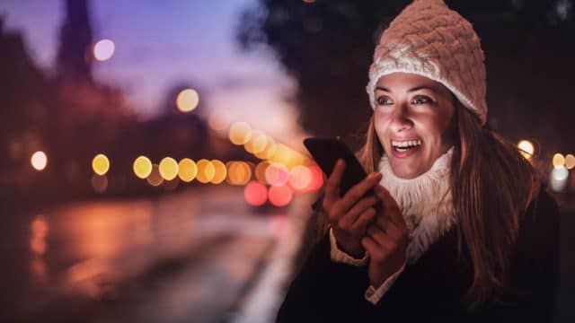 mulher falando no celular à noite