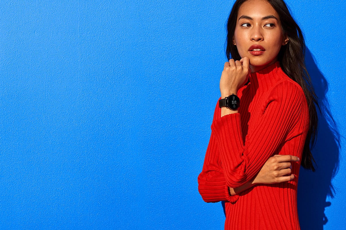 uma modelo usando um smartwatch com o WearOS