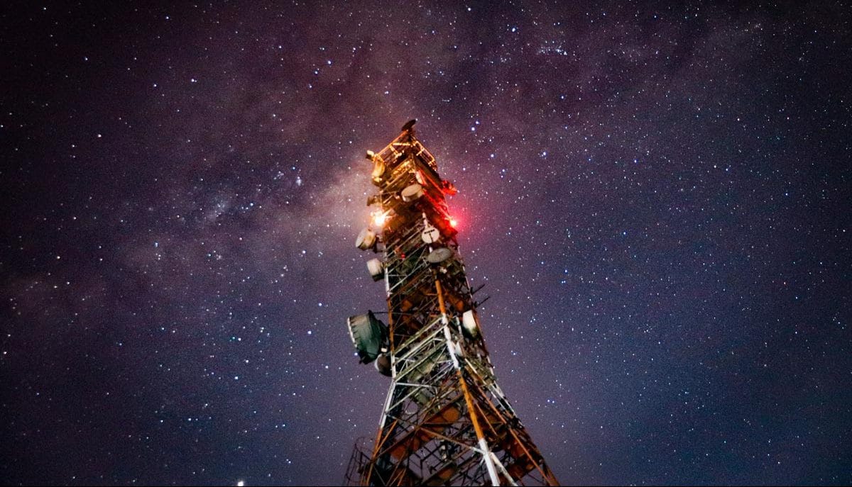 antena de telefone a noite