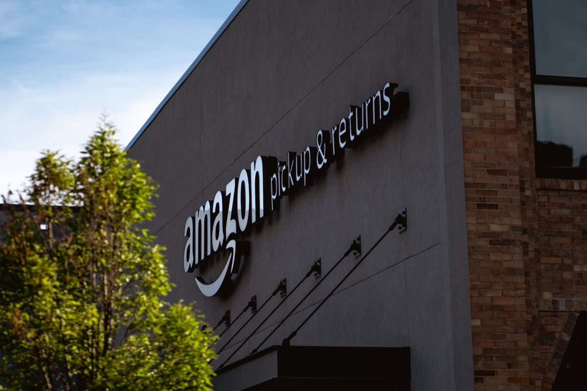 Foto da fachada de um prédio da Amazon
