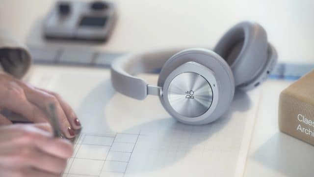 Imagem do headset Beoplay Portal da Microsoft com a Bang & Olufsen