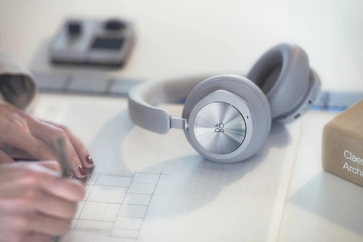 Imagem do headset Beoplay Portal da Microsoft com a Bang & Olufsen