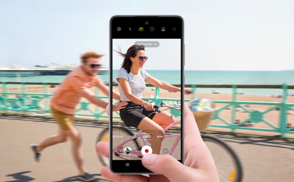 casal de bicicleta sendo fotografado