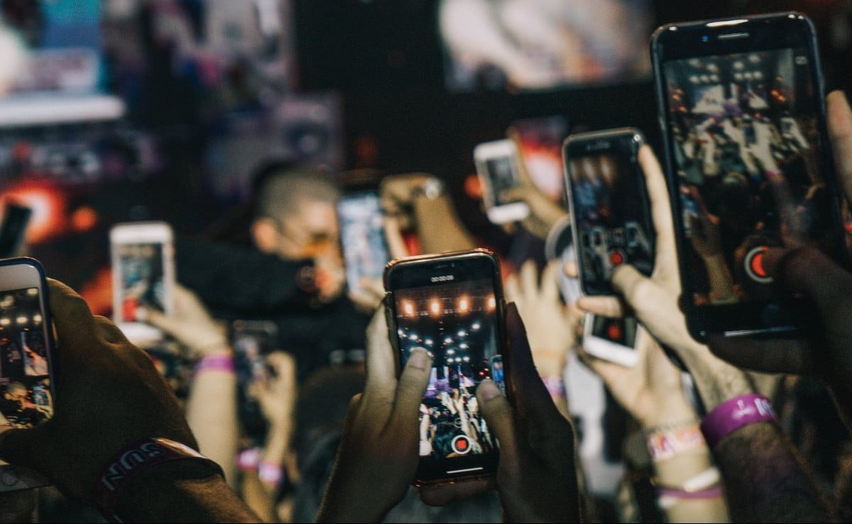 Imagem de pessoas usando celular