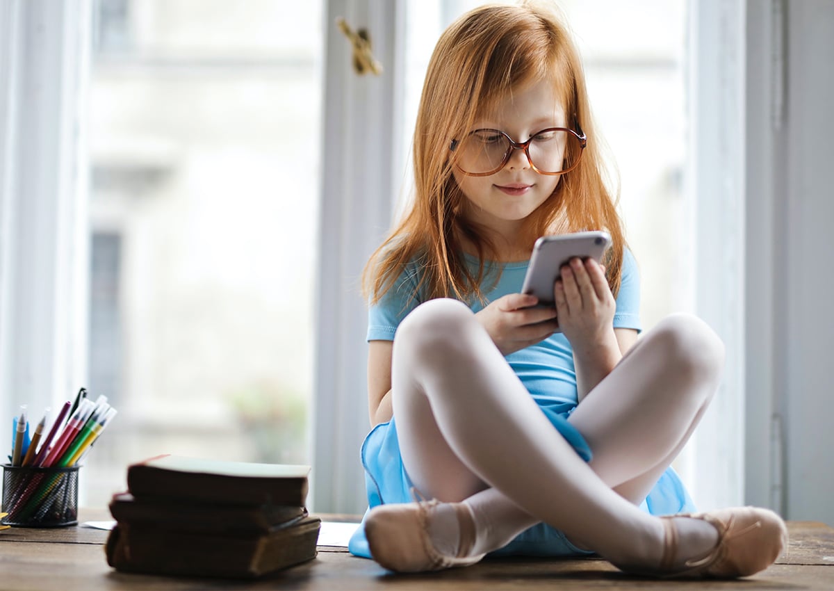 Criança lendo livro eletrônico