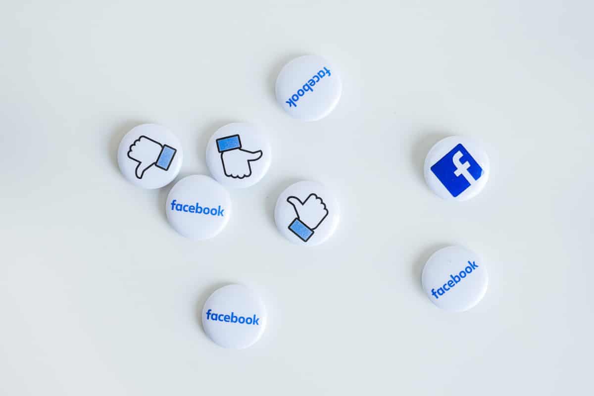 Imagem de bottons com desenhos de likes e logo do Facebook