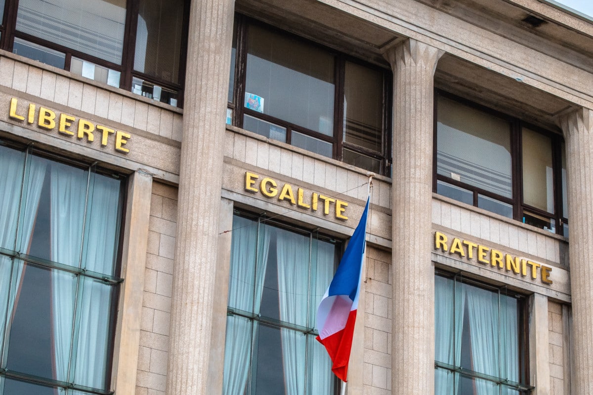 Foto de órgão francês com os dizeres da revolução