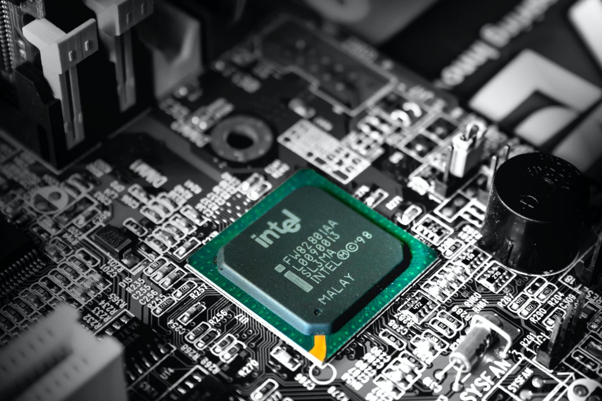 Imagem de um chip Intel em uma placa