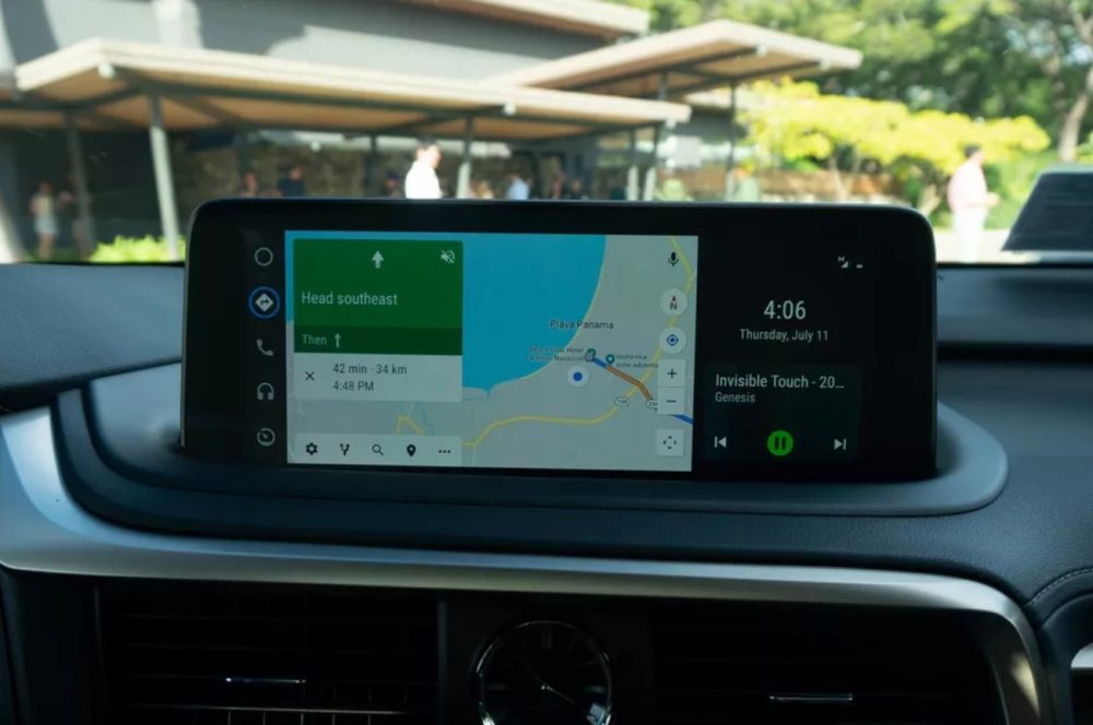 Tela do Android Auto com o modo de tela dividida entre os apps de GPS e o Spotify