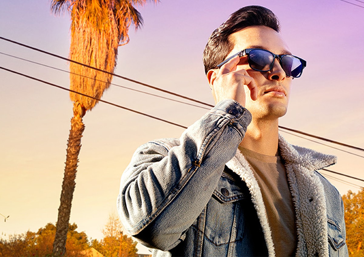 Modelo com o novo Smart Glasses Razer Anzu