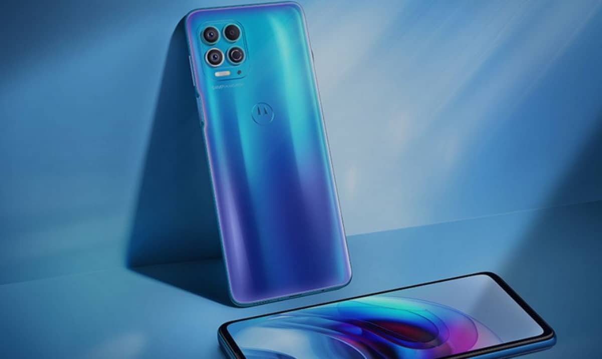 Imagem mostra um Motorola Edge S de pé e outro deitado. Modelo será rebatizado fora da China como Moto G100, mas terá as mesmas especificações